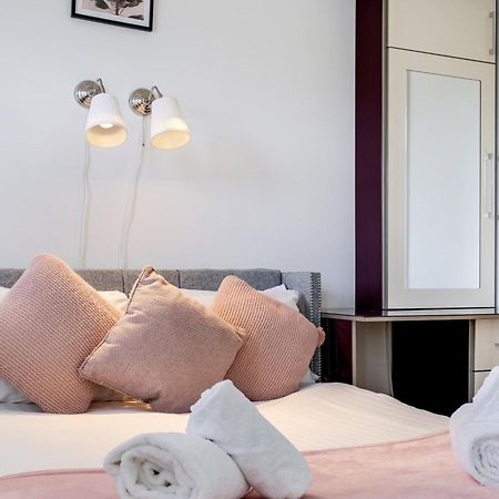 Foxherne 5Bdr 3Ba Serviced House With Parking - Slough By 360Stays Dış mekan fotoğraf