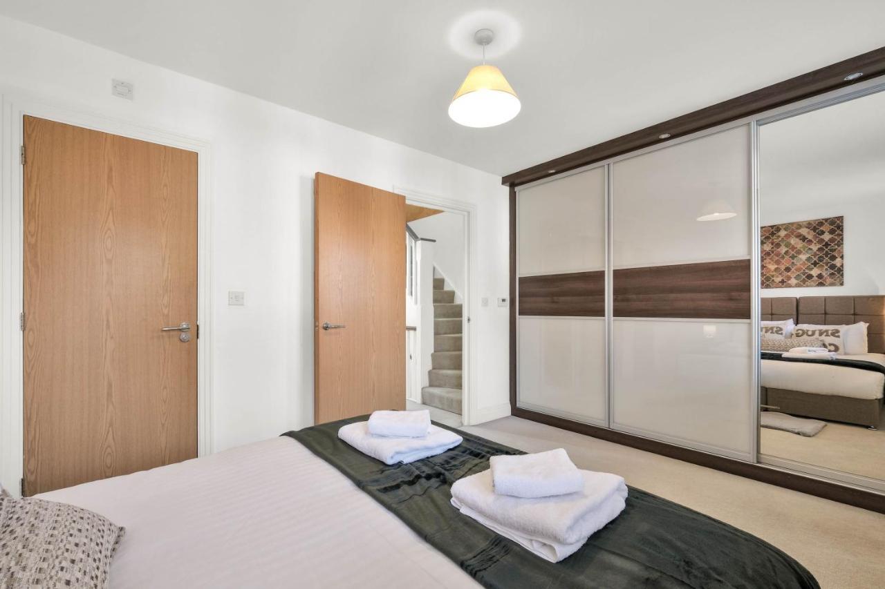 Foxherne 5Bdr 3Ba Serviced House With Parking - Slough By 360Stays Dış mekan fotoğraf