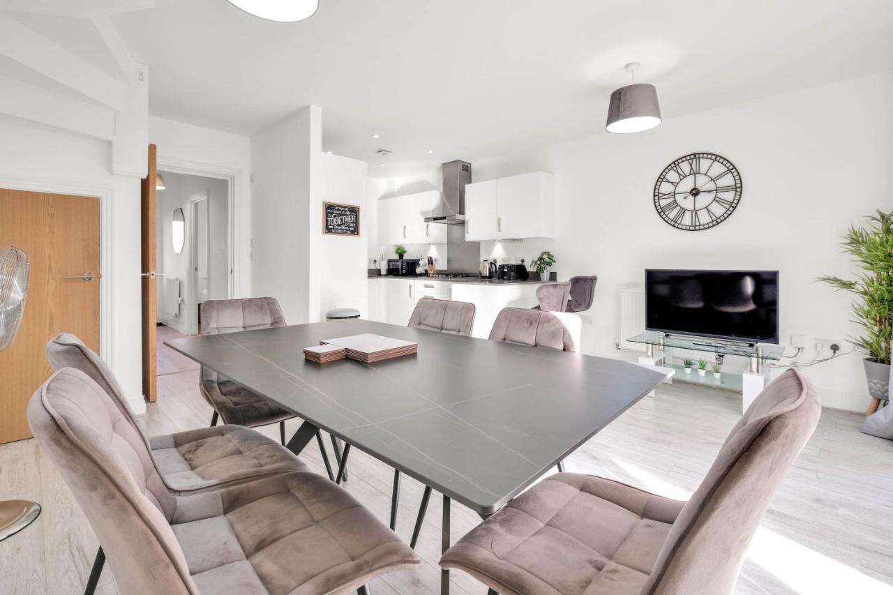 Foxherne 5Bdr 3Ba Serviced House With Parking - Slough By 360Stays Dış mekan fotoğraf