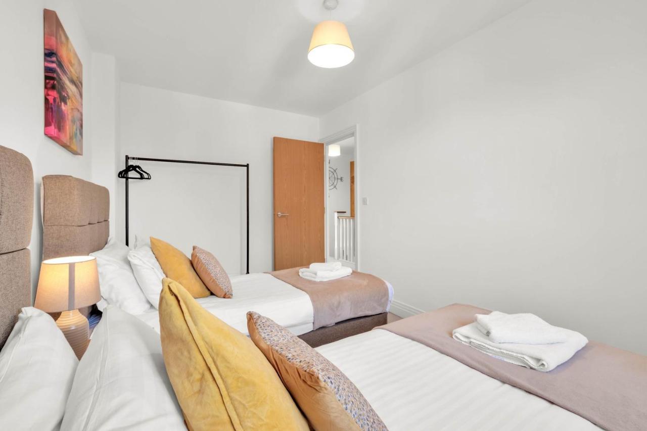 Foxherne 5Bdr 3Ba Serviced House With Parking - Slough By 360Stays Dış mekan fotoğraf
