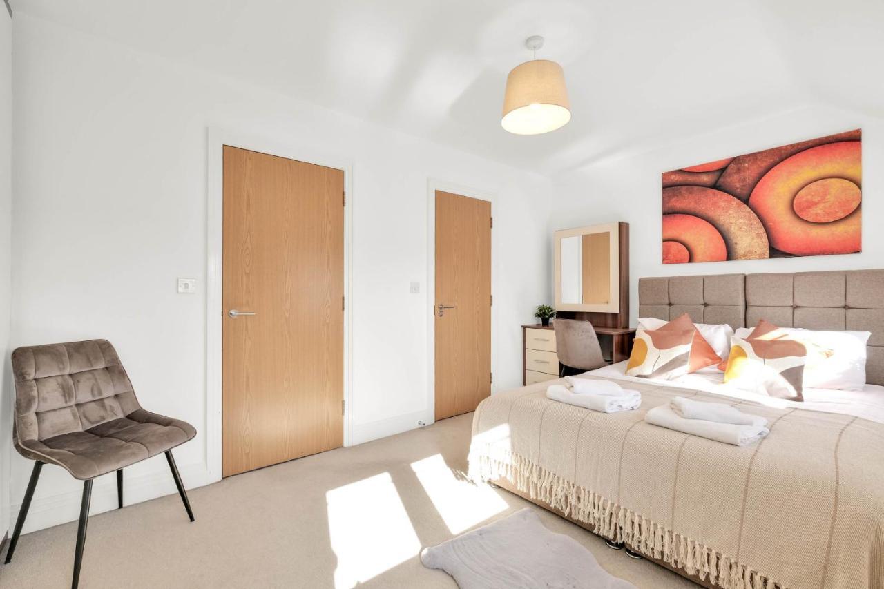 Foxherne 5Bdr 3Ba Serviced House With Parking - Slough By 360Stays Dış mekan fotoğraf