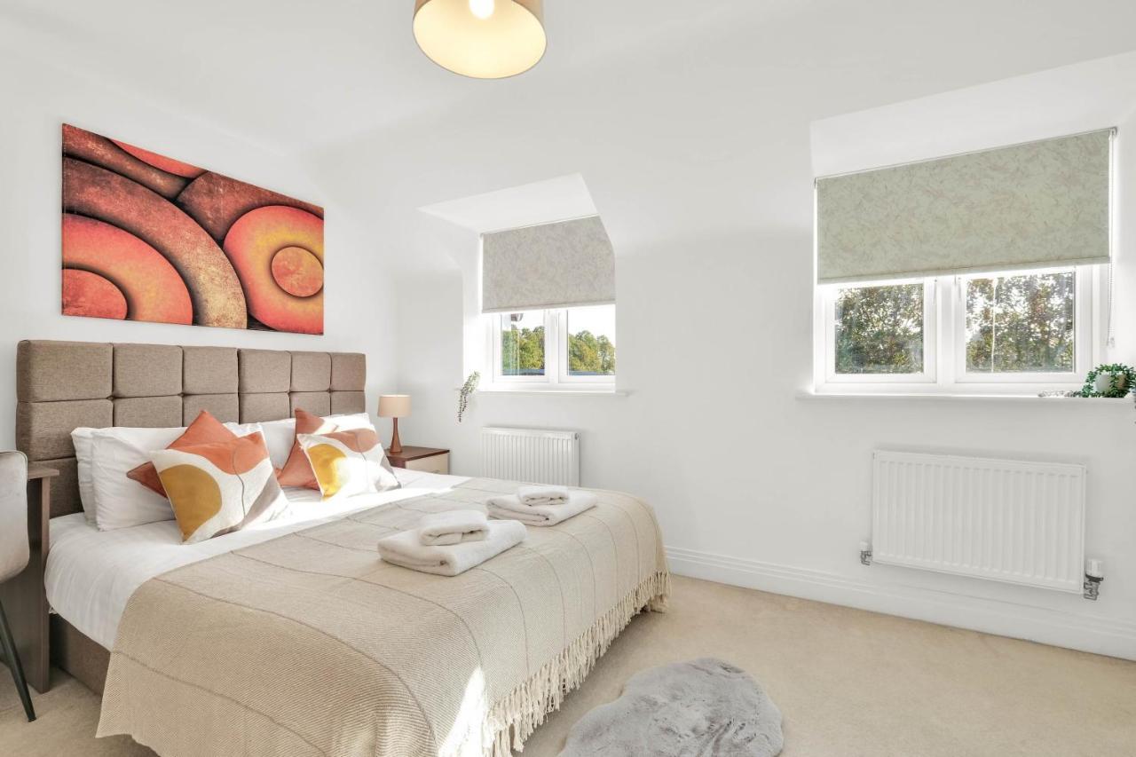 Foxherne 5Bdr 3Ba Serviced House With Parking - Slough By 360Stays Dış mekan fotoğraf
