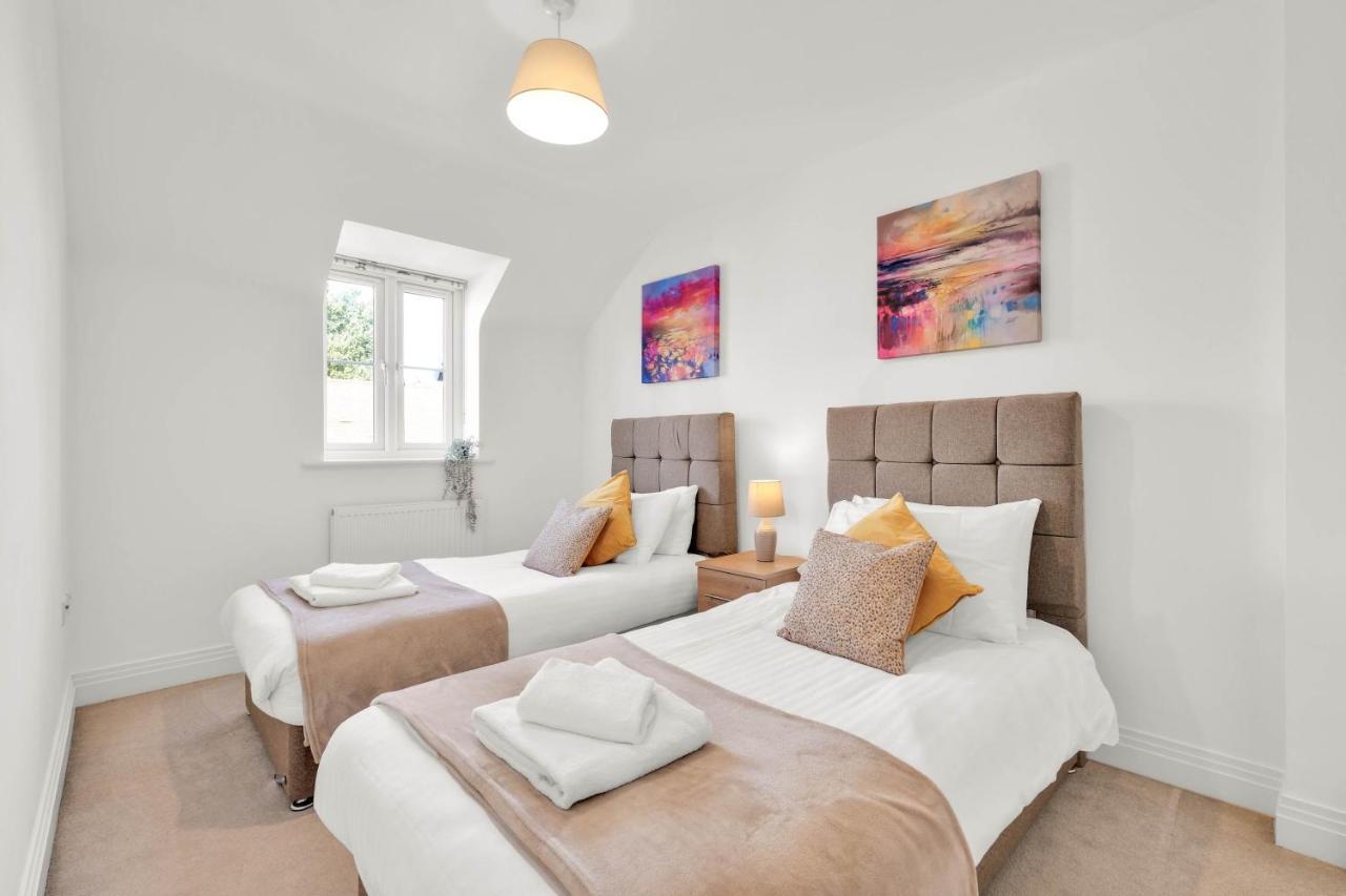 Foxherne 5Bdr 3Ba Serviced House With Parking - Slough By 360Stays Dış mekan fotoğraf