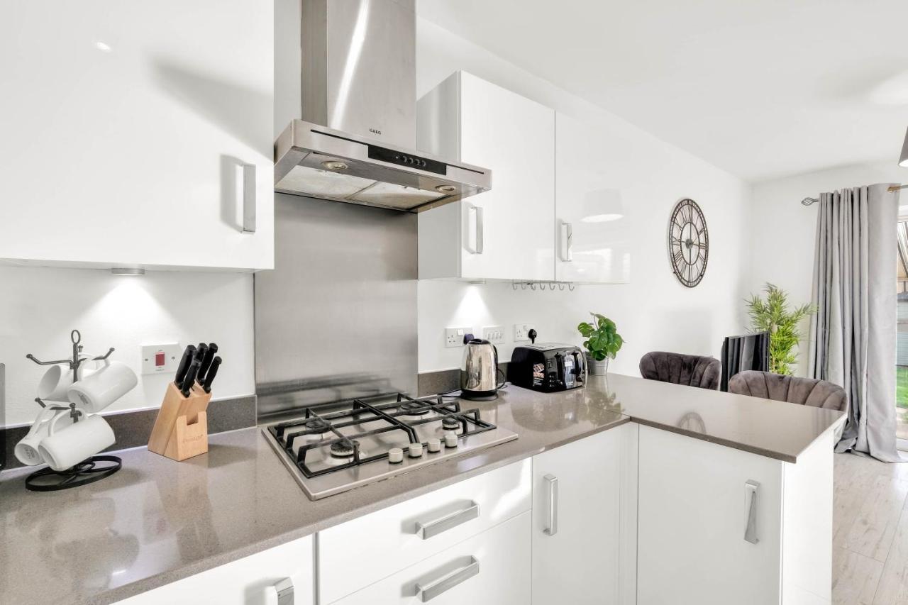 Foxherne 5Bdr 3Ba Serviced House With Parking - Slough By 360Stays Dış mekan fotoğraf