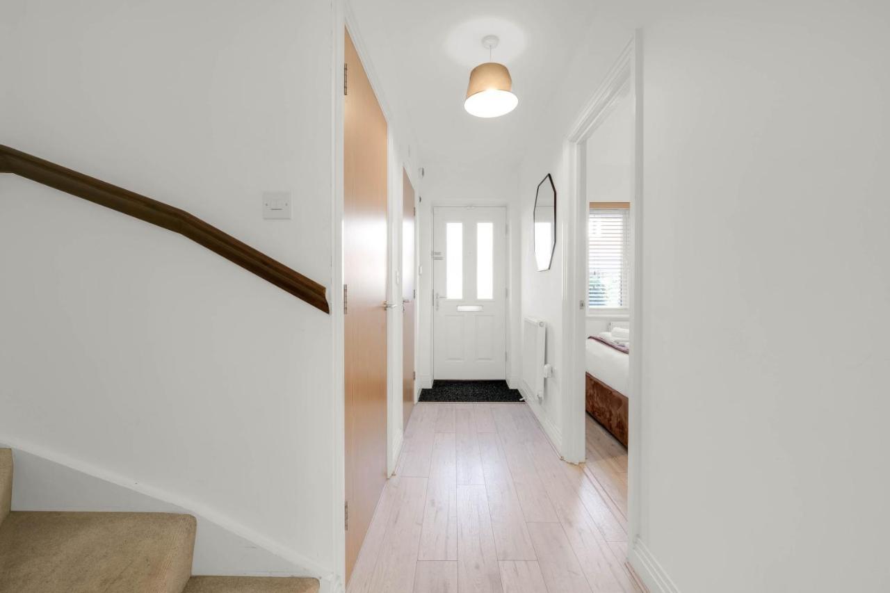 Foxherne 5Bdr 3Ba Serviced House With Parking - Slough By 360Stays Dış mekan fotoğraf