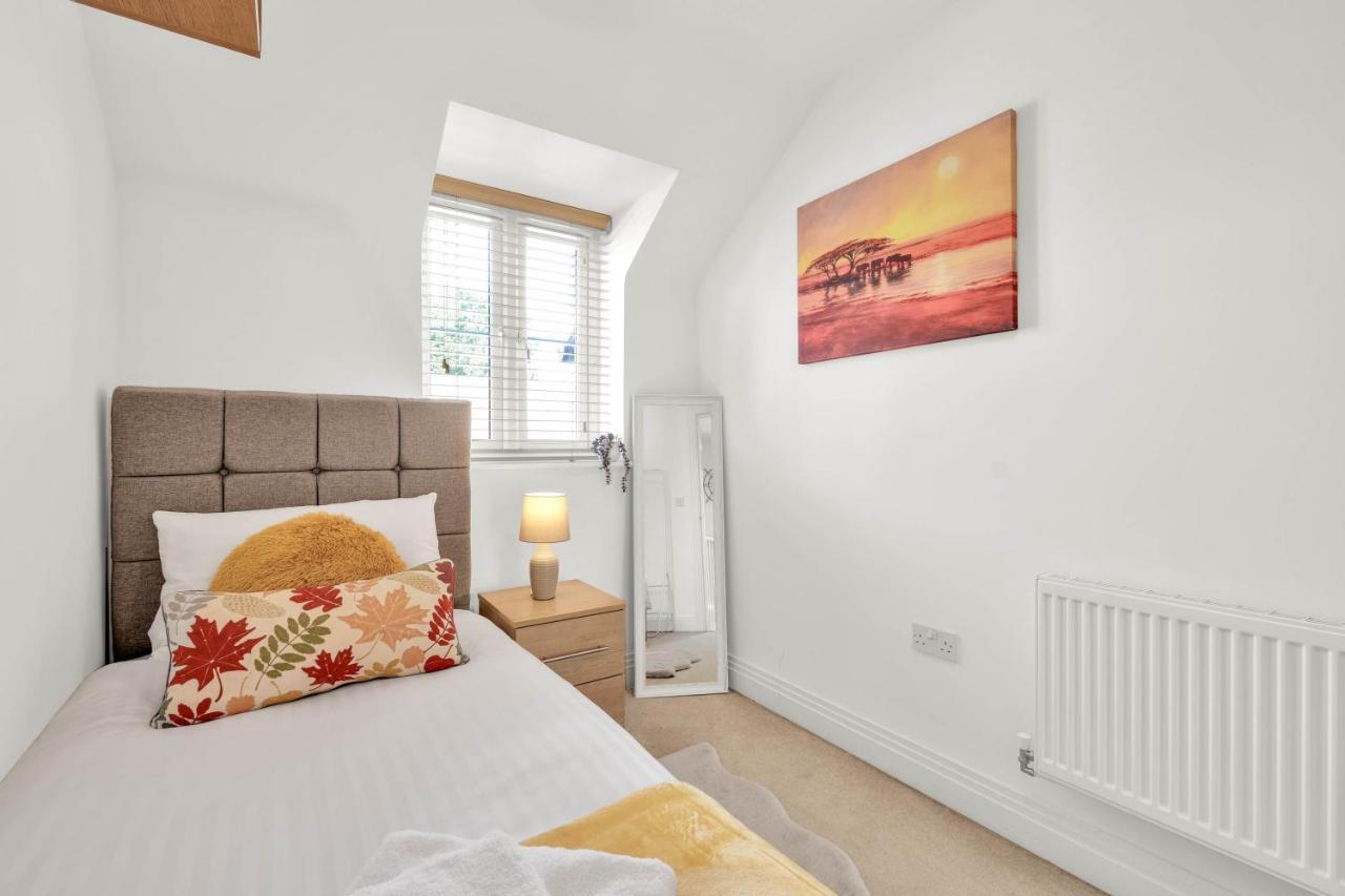 Foxherne 5Bdr 3Ba Serviced House With Parking - Slough By 360Stays Dış mekan fotoğraf