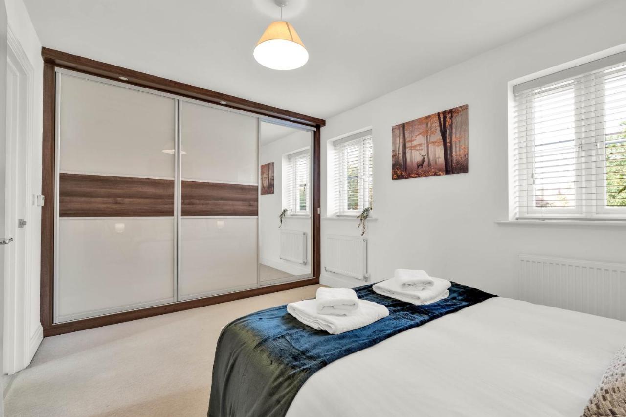 Foxherne 5Bdr 3Ba Serviced House With Parking - Slough By 360Stays Dış mekan fotoğraf