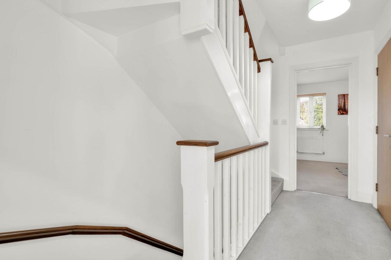 Foxherne 5Bdr 3Ba Serviced House With Parking - Slough By 360Stays Dış mekan fotoğraf