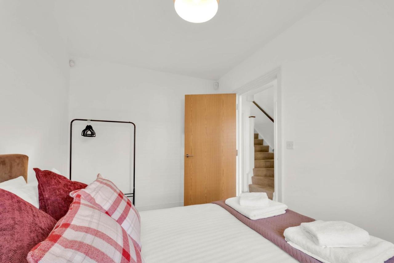 Foxherne 5Bdr 3Ba Serviced House With Parking - Slough By 360Stays Dış mekan fotoğraf