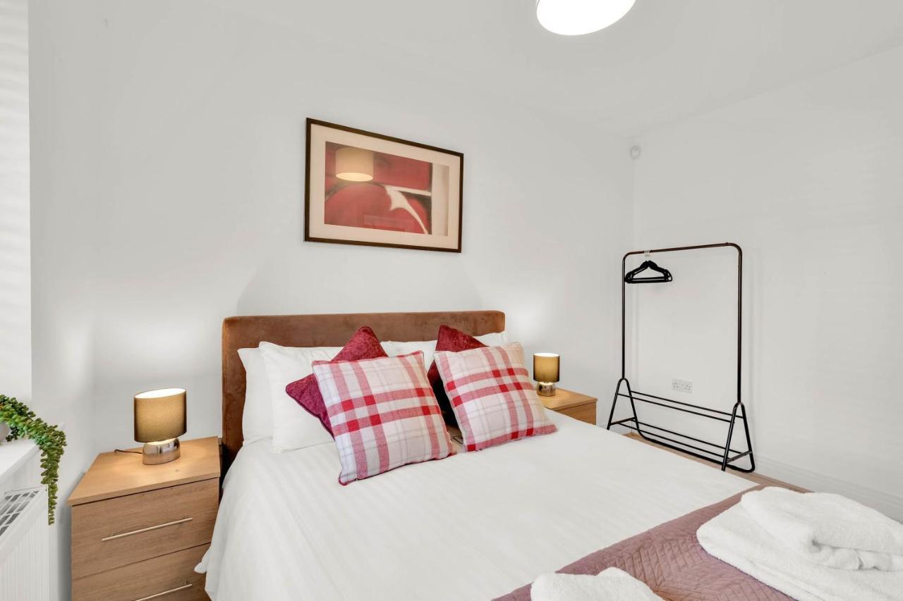 Foxherne 5Bdr 3Ba Serviced House With Parking - Slough By 360Stays Dış mekan fotoğraf