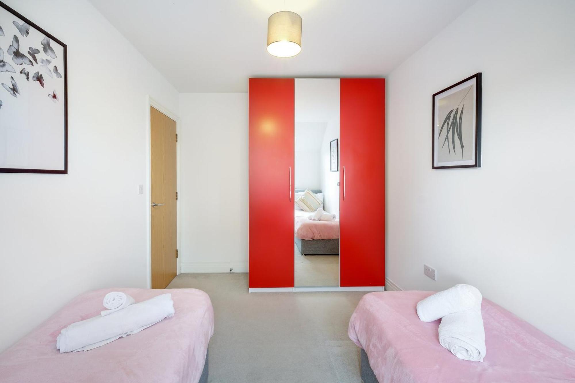 Foxherne 5Bdr 3Ba Serviced House With Parking - Slough By 360Stays Dış mekan fotoğraf
