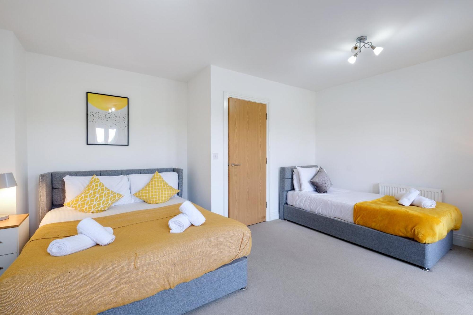 Foxherne 5Bdr 3Ba Serviced House With Parking - Slough By 360Stays Dış mekan fotoğraf