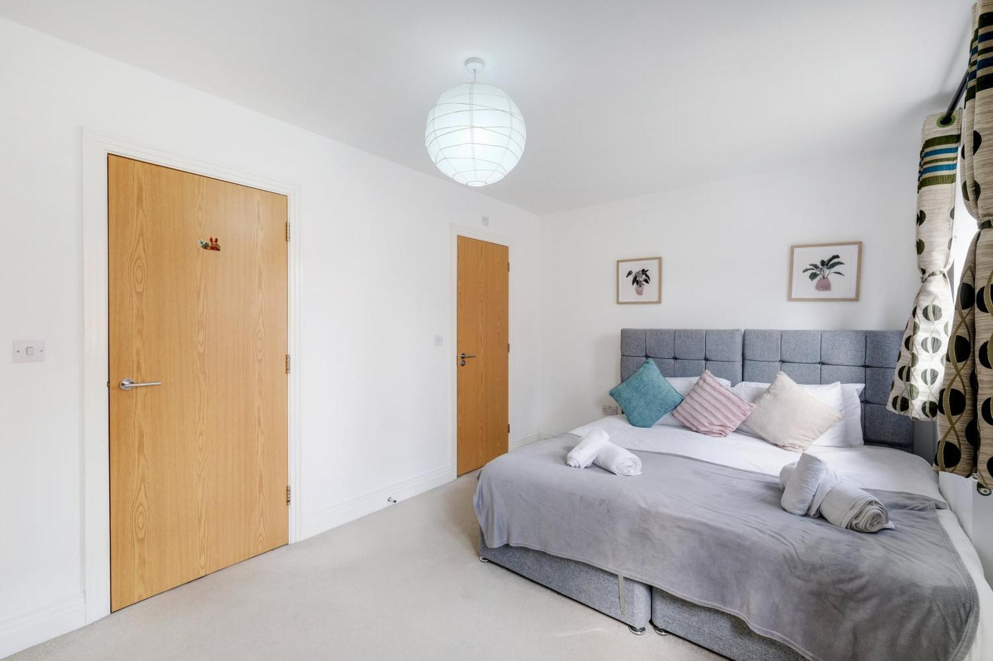 Foxherne 5Bdr 3Ba Serviced House With Parking - Slough By 360Stays Dış mekan fotoğraf