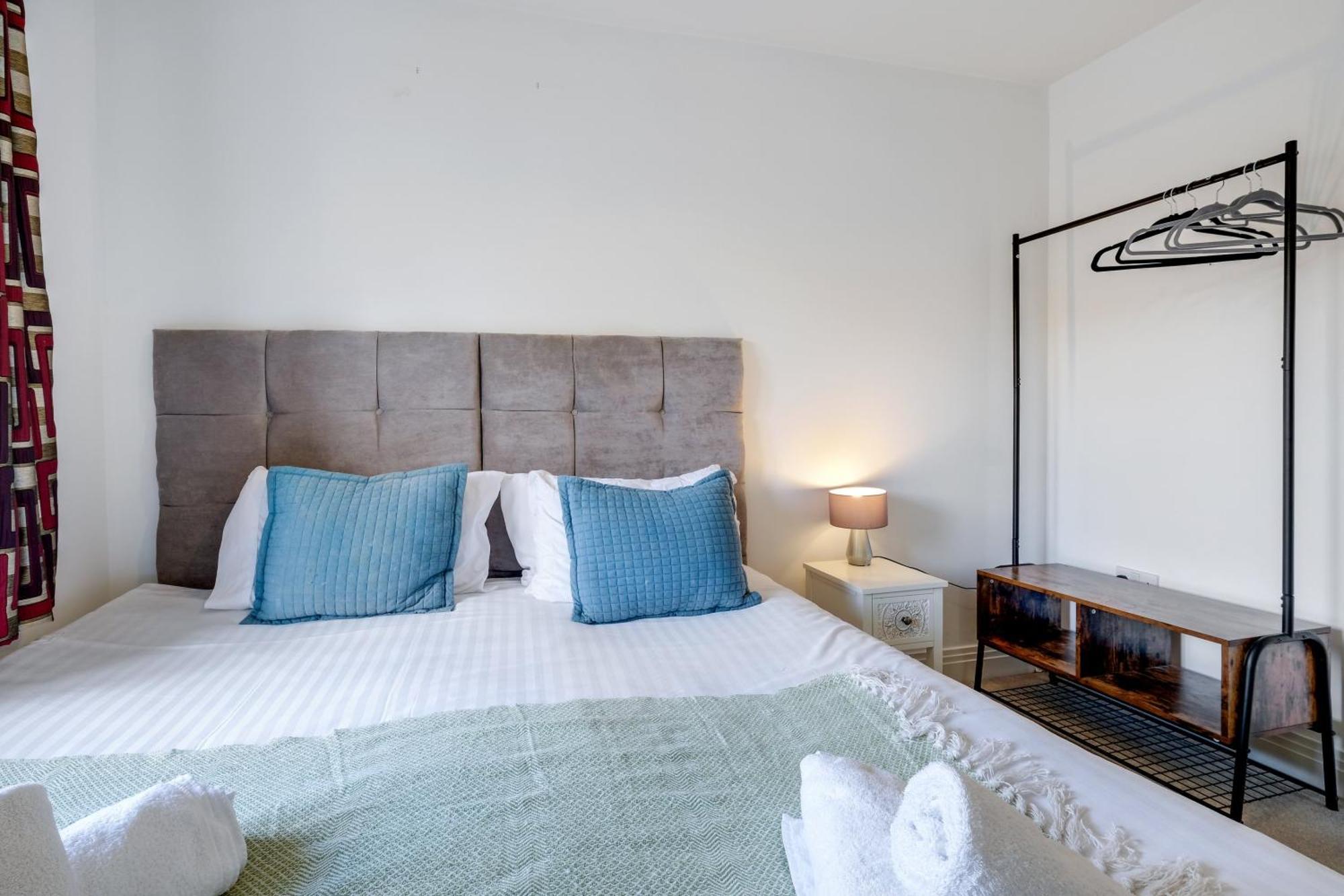 Foxherne 5Bdr 3Ba Serviced House With Parking - Slough By 360Stays Dış mekan fotoğraf